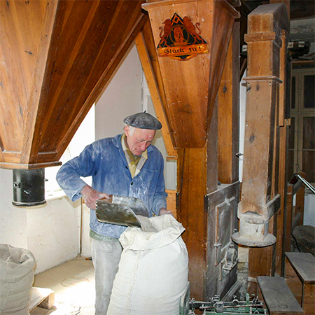 Müllermeister Martin Röthel, dessen Wassermühle in Gottsdorf sich seit 1904 in Familienbesitz befindet.